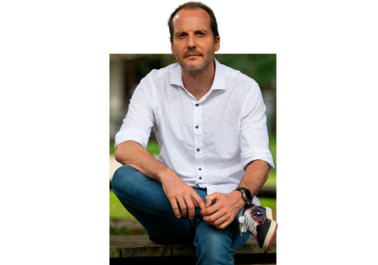 Esteban Duperly (Medellín, 1979) ha publicado dos novelas, <i>Dos aguas</i> (Angosta) y <i>El medidor de tierras</i> (Tusquets). Desde principios de este año es el director de la Editorial Eafit. Foto: Esneyder Gutiérrez