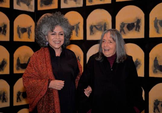 Las artistas Doris Salcedo y Beatriz González durante la inauguración de Bruma, en Fragmentos, el espacio donde sus obras conversan. Doris fue alumna de Beatriz. Foto: cortesía Johnson Montoya, para la Dirección de Patrimonio Cultural UNAL