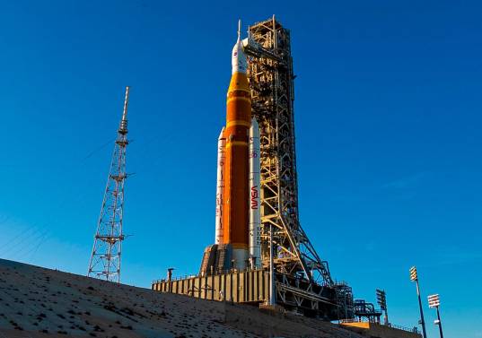 El enorme cohete SLS de la misión Artemis II, en la que cuatro astronautas orbitarán la Luna. FOTO: Tomada de X @NASA