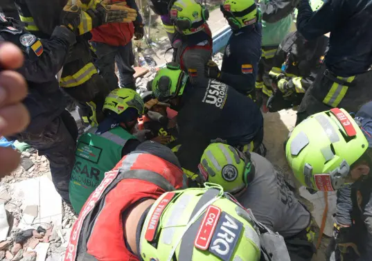 El equipo Usar Col-1, que tiene entre sus integrantes a ocho integrantes del Cuerpo de Bomberos de Envigado, rescataron a Moises, un niño de 11 años, en La Guaira. FOTO: CORTESÍA - DANIEL GONZÁLEZ (UNGRD)