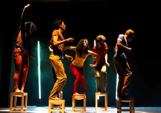 La fotografía es de la obra El suelo de la serpiente, de la que hizo parte Zahira. Ella está en la mitad, de camisa amarilla. Foto Cortesía archivo Corpuslab