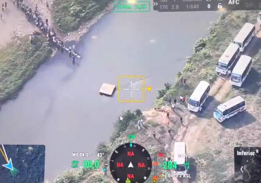 Las autoridades identificaron más de 60 buses en suelo colombiano, posicionados estratégicamente cerca del punto de ingreso para recibir a quienes cruzaban la frontera. FOTO: Captura de vídeo Ministerio de Defensa