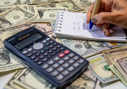 La TRM se ubicó en $3.248,87, su nivel más bajo en seis años, mientras analistas y Goldman Sachs prevén que el peso colombiano mantenga parte de su fortaleza en los próximos meses. FOTO EL COLOMBIANO