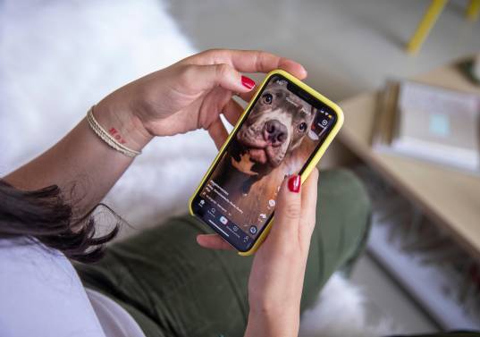 Mientras tanto, en Reino Unido, el ente regulador de medios de comunicación y telecomunicaciones abrió investigación contra TikTok para determinar si ha incumplido sus obligaciones de proteger a los menores de la exposición a contenidos perjudiciales. FOTO El Colombiano. 