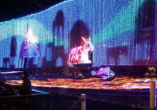 En Medellín, EPM también avanza en el montaje del alumbrado navideño 2025. FOTO cortesía EPM 
