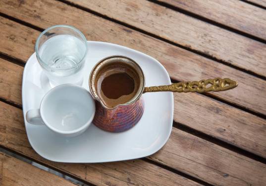 Un estudio analizó los datos de más de 130 mil participantes durante cuatro décadas y estableció que la cafeína podría ser la sustancia responsable de estos beneficios. Foto: EL COLOMBIANO