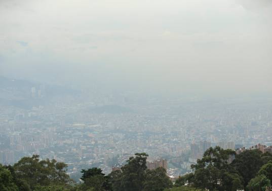 En Medellín, la calidad del aire sigue siendo un desafío cotidiano en tanto la ciudad avanza en entender qué contienen las partículas que flotan sobre sus calles. FOTO Camilo Suárez