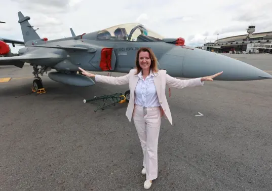 Adelante, la piloto de combate Anna Dellham. Atrás, el “caza” Gripen E de la Fuerza Aérea Brasilera. De estos aviones compraría Colombia a Suecia. FOTO Manuel Saldarriaga