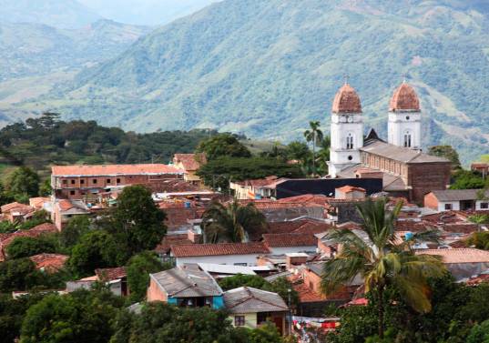  Tarso tiene más de 6.000 habitantes y se extiende por 119 kilómetros cuadrados —casi seis veces el espacio que ocupa Itagüí—. Vive del café, el plátano, el fríjol, el maíz y la yuca. FOTO JULIO CÉSAR HERRERA 