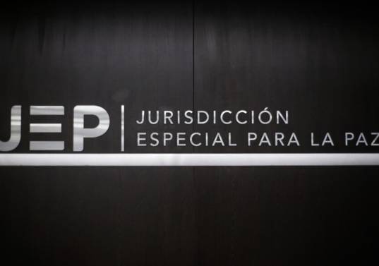 La decisión de la Jurisdicción Especial para la Paz ordenó que la sentencia especifique con claridad las labores y actividades concretas que cada uno de los condenados deberá cumplir. Foto: Colprensa.