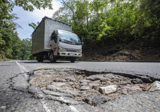 El tramo entre El Santuario y Caño Alegre de la autopista Medellín - Bogotá es uno de los más deteriorados desde que quedó en manos del Invías en 2018. FOTO: Esneyder Gutiérrez Cardona.
