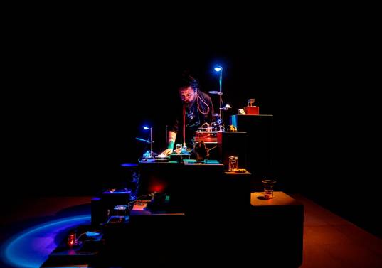 <i>Geomancias</i>, 2023, es una instación sonora del artista Jorge Barco.