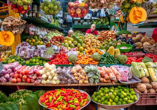La promesa del MinHacienda es que productos como cereales y tubérculos, legumbres y hortalizas, frutas, carnes, huevos, pescado y lácteos no tendrán IVA. FOTO<b><span class="mln_uppercase_mln"> El Colombiano</span></b>