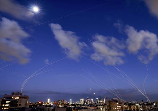 Imagen de un ataque de misiles sobre Israel. FOTO: (Photo by JACK GUEZ / AFP)