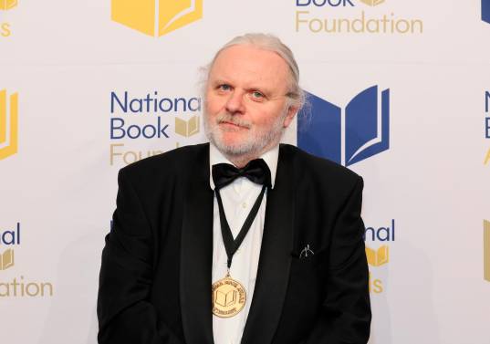El dramaturgo Jon Fosse con la medalla del Premio Nobel de Literatura. Foto: GETTY