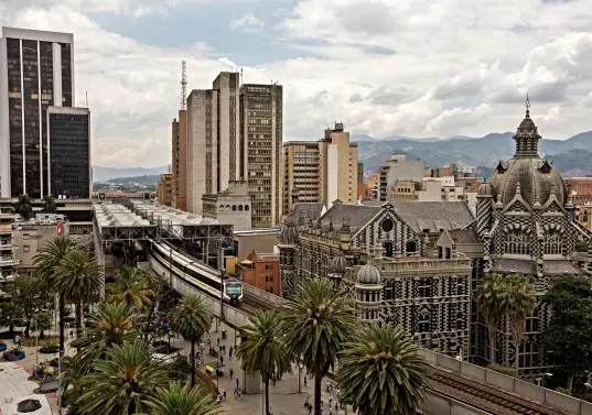 En Medellín se presenta un fenómeno conocido como “vaciamiento social”. En términos simples, implica que la población local, incapaz de competir con precios internacionales, termina desplazada hacia las periferias metropolitanas. Foto: Edwin Bustamante 