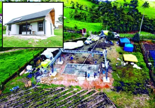 Adelante, la construcción final. Atrás, el proceso de “impresión” de la casa de Liana en La Unión. 