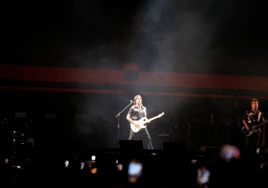 Juanes agradeció a Medellín por un cumpleaños muy feliz, frente a miles de asistentes. FOTO: ESNEYDER GUTIERREZ