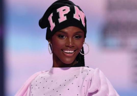 Valentina Castro, modelo nacida en Tumaco, fue seleccionada como ángel de Victoria’s Secret para el desfile del pasado 15 de octubre de 2025 en Nueva York, Estados Unidos. FOTO: AFP