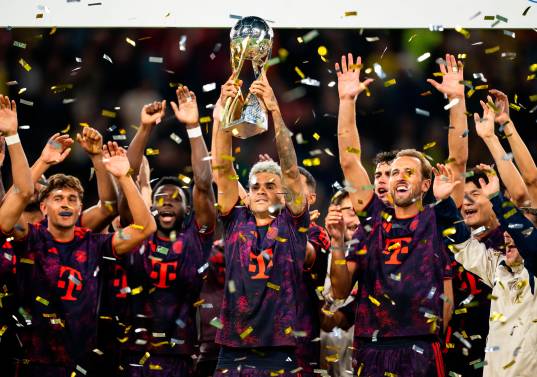 Luis Díaz celebra el título de la Supercopa de Alemania conseguido ante el Borussia Dortmund. FOTO GETTY 