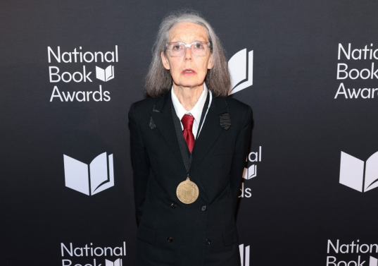 La poeta canadiense Anne Carson, ganadora del Nobel de Literatura 2026, es la mujer número 19 en recibir el premio desde 1901.