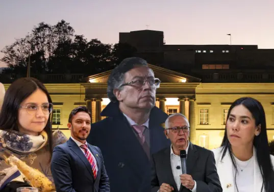 De izquierda a derecha: Angie Rodríguez, directora del DAPRE; Juan Carlos Florián, ministro de Igualdad; el presidente Gustavo Petro y la ministra del MinTic, Carina Murcia Yela. Foto: Colprensa