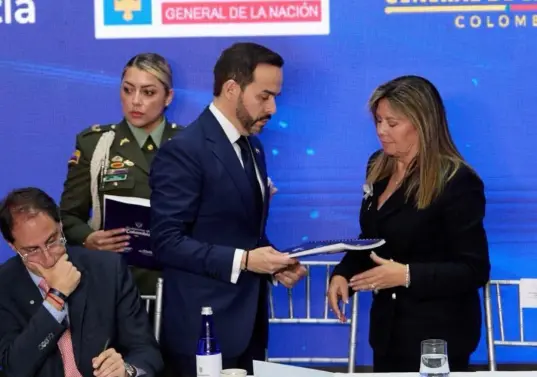 De la Espriella le entrego el documento a los entes de control y a la Fiscalía. FOTO: Fiscalía