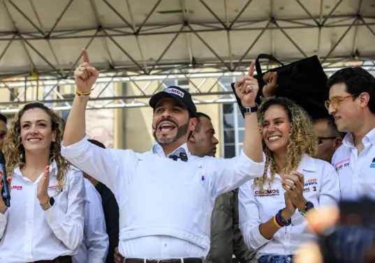 Abelardo De la Espriella, quien obtuvo una de sus mayores votaciones en Antioquia, ha nombrado a varios paisas en su gabinete. Entre ellos está Juliana Gutiérrez (a la izquierda), hermana del alcalde Federico Gutiérrez, designada como ministra del Deporte. Foto: Andrés Camilo Suárez Echeverry.