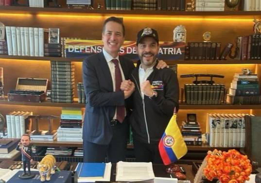 El senador estadounidense Bernie Moreno junto al presidente electo Abelardo de la Espriella. Foto: tomada de redes sociales