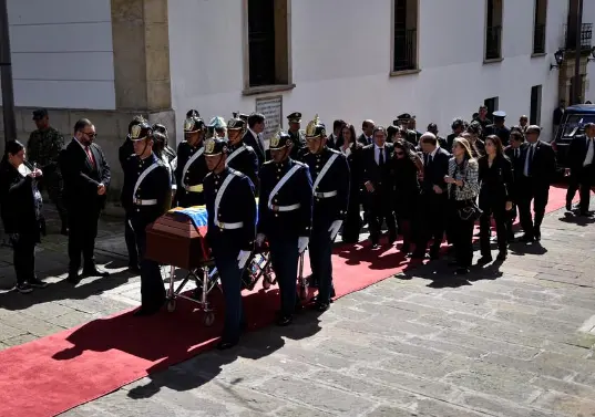 Con una calle de honor y acompañamiento de la Guardia Presidencial, fue recibido el cuerpo del exvicepresidente Germán Vargas Lleras en el Palacio de San Carlos, donde se le rindieron honores militares frente al Teatro Colón. FOTO: COLPRENSA