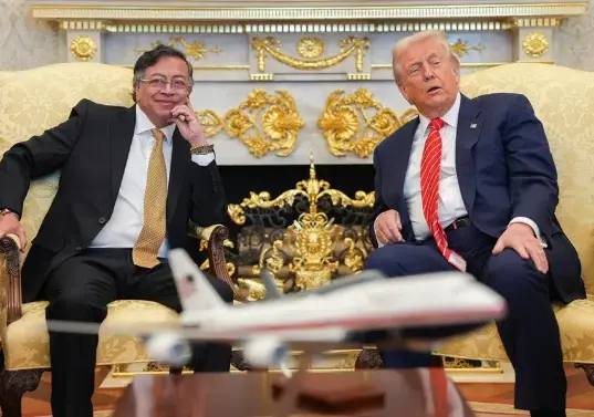 Hubo varios regalos entre ambos mandatarios, sobre todo de Petro hacia el magnate republicano. FOTO: PRESIDENCIA DE COLOMBIA