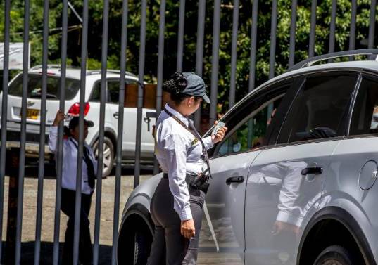 La reducción de la jornada a 42 horas y el aumento del recargo dominical ya generan ajustes operativos en varios sectores de la economía. FOTO: JUAN ANTONIO SÁNCHEZ