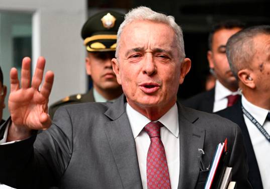 Álvaro Uribe fue presidente de 2002 a 2010. Dos años después comenzó el proceso penal que terminó con una condena de primera instancia. El Tribunal Superior de Bogotá también resolverá esa apelación. <b><span class="mln_uppercase_mln"> </span></b>FOTO<b><span class="mln_uppercase_mln"> AFP</span></b>
