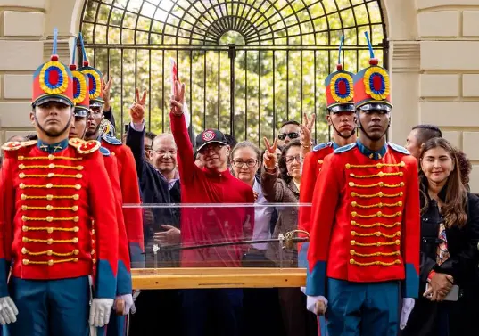 El presidente Gustavo Petro junto a la espada de Simón Bolívar, en el regreso de este objeto histórico a la Quinta del Libertador, en el centro de Bogotá. Foto: Presidencia