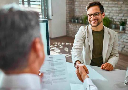 El sector comercial lidera la demanda de personal en la temporada alta de noviembre. FOTO: GETTY