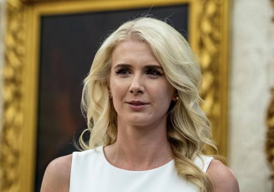 Natalie Harp es una de las asesoras más cercanas a Donald Trump, asegura que el presidente le salvó la vida. Foto: AFP
