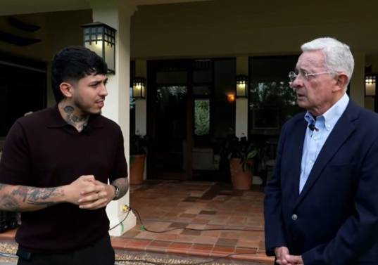 El creador de contenido Westcol entrevistó a Álvaro Uribe Vélez en Llanogrande. Foto: Captura de video redes sociales