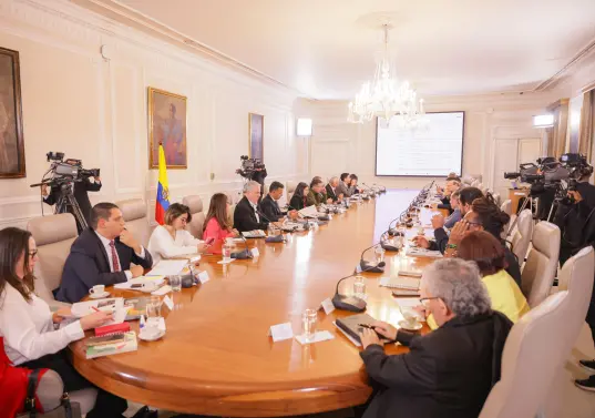 Laura Sarabia fue sentada en un extremo de la silla en el Consejo de Ministros. La división frente al presidente es una pregunta vigente. Foto: Presidencia. 