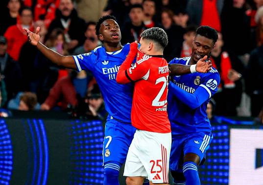 En la imagen se ve la situación entre Prestianni y Vinícius durante el encuentro entre Benfica y Real Madrid. FOTO GETTY