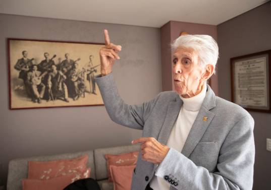 El maestro Héctor Ochoa nos recibió el año pasado en su casa en el Oriente antioqueño. Tenía 91 años en ese momento y nos contó los logros, pesares y alegrías de su vida artística. FOTO Esneyder Gutiérrez.