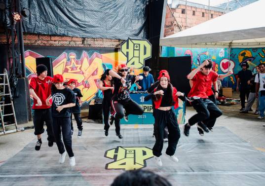 Por los procesos de formación de 4Eskuela han pasado personas como Luma, campeona nacional, panamericana y latinoamericana de Breakin; Arex referente del Breakin en el país y el reconocido artista de grafiti Pac Dunga. Foto Cortesía. 