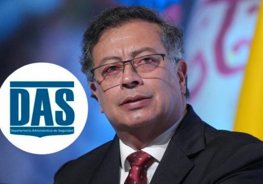 El mandatario oficializó la firma del decreto para la desclasificación de los archivos del DAS. Foto: Colprensa