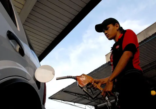 Se mantienen los precios de referencia de la gasolina y el ACPM al menos por un mes más. Foto: Colprensa