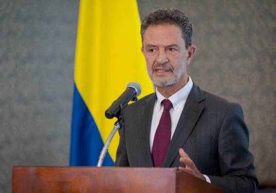 El canciller Omar Bula y los demás ministros están revisando los contratos que dejó amarrados el anterior Gobierno. Foto: Colprensa