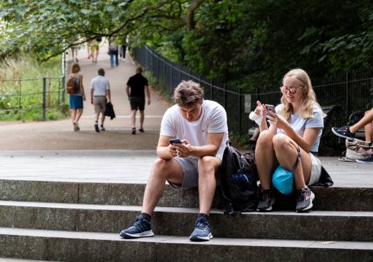 La idea de este grupo es que dejemos el celular al salir a la calle y se puedan disfrutar de otras cosas, no estar siempre pegados a la pantalla. FOTO Getty