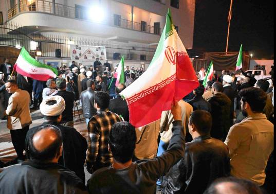 Manifestantes en Irán protestan pese al apagón casi total de internet, una medida que el régimen ha utilizado en ciclos anteriores de movilización social y represión. FOTO: AFP