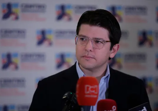 Miguel Uribe resultó gravemente herido en un atentado sicarial perpetrado el pasado 7 de junio en un parque de Bogotá. FOTO: