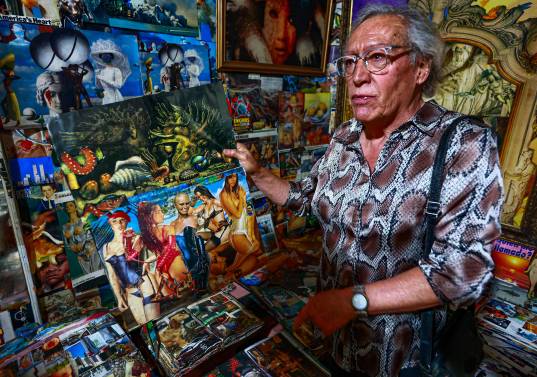 Abraxas Aguilar es artista y poeta. Fue candidato a la alcaldía de Medellín y a la presidencia de la república. Foto: Manuel Saldarriaga.