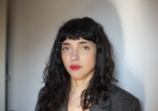 Mercedes Halfon nació en Buenos Aires, Argentina, en 1980, su libro más reciente es <i>Extranjero en todas partes: Los días argentinos de Witold Gombrowicz</i> (Anagrama, 2025).