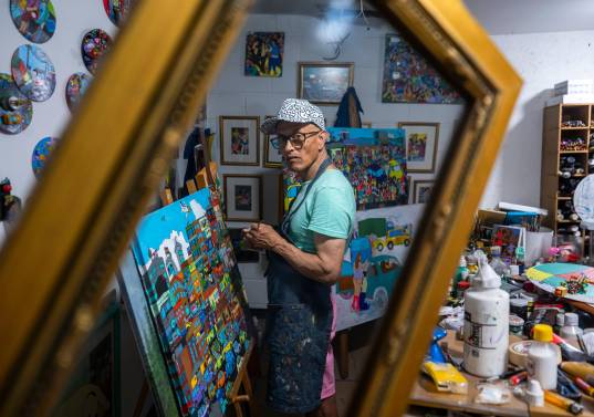 Nacido en San Vicente Ferrer, Jorge Zapata Sánchez lleva veinte años registrando la vida del centro, con sus luces, sombras y colorido. Foto Carlos Velázquez.